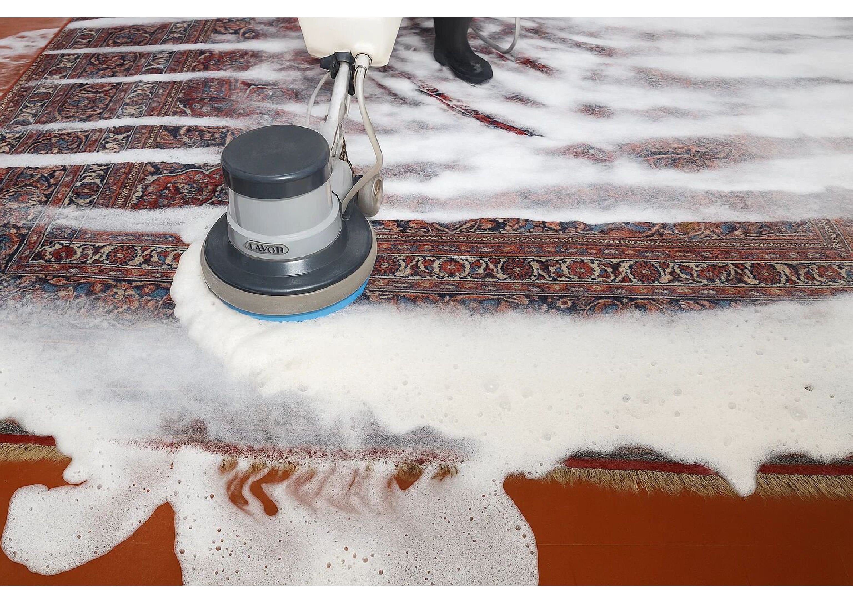 Maschine reinigt Teppich mit Schaum